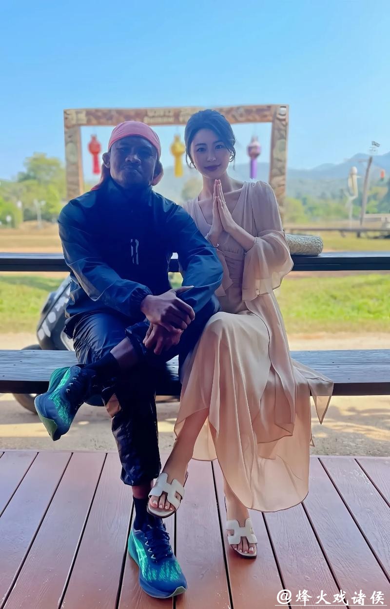 43岁泰拳传奇播求喜迎爱子，妻子罕见现身引发关注